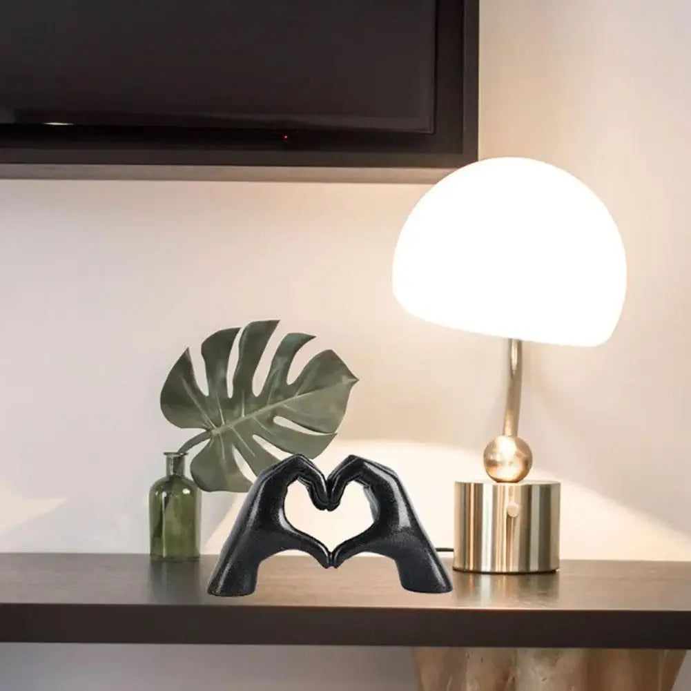 Creative Heart Hand Statue Resin Abstract Hand Love Figurines Living Room Bedroom Modern Home Desktop Wedding Decoration