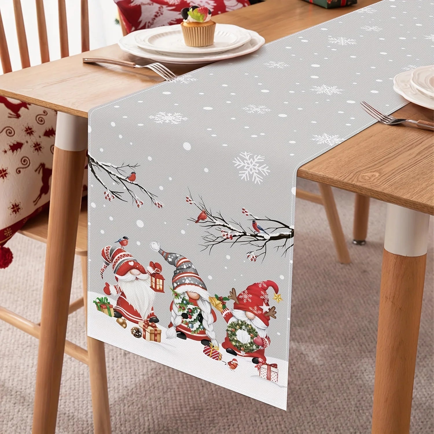 1 Piece of Christmas Gnome Themed Table Runner, Light Gray Background Painted with Snowmen, Snowflakes, Birds, Gift Patterns, Suitable for Christmas Parties, Family Dinners, Holiday Markets, Themed Cafes, Kidsren's Room Decor